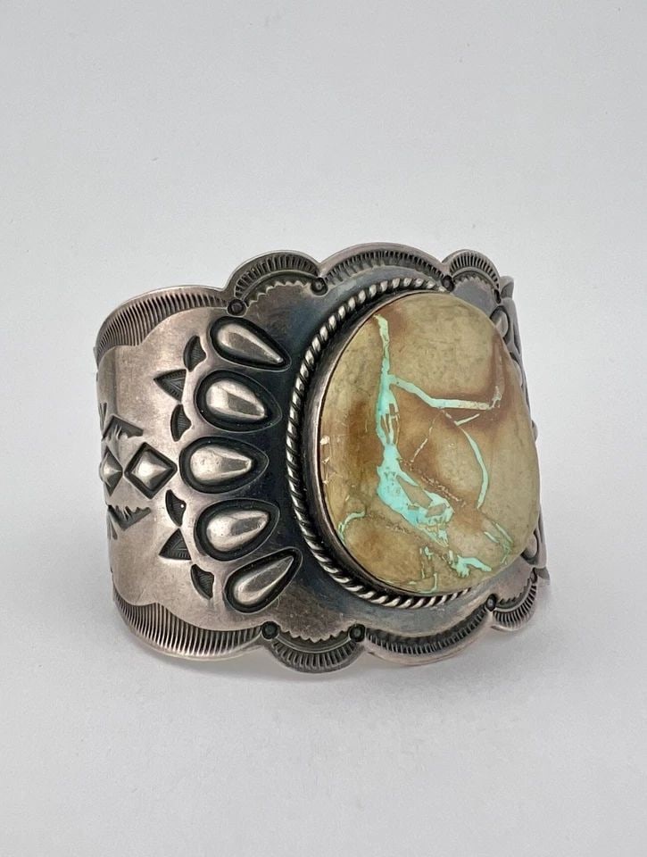 MICHAEL THOMPSON NAVAJO STERLING ROYSTON BOULDER TURQUOISE CUFF BRACELET 99.5G: MICHAEL THOMPSON NAVAJO STERLING ROYSTON BOULDER TURQUOISE CUFF BRACELET 99.5G Michael Thompson Navajo Sterling Silver Royston Boulder Turquoise Cuff Bracelet 99.5g Cuff is 5 3/8" tip to Tip and has a
