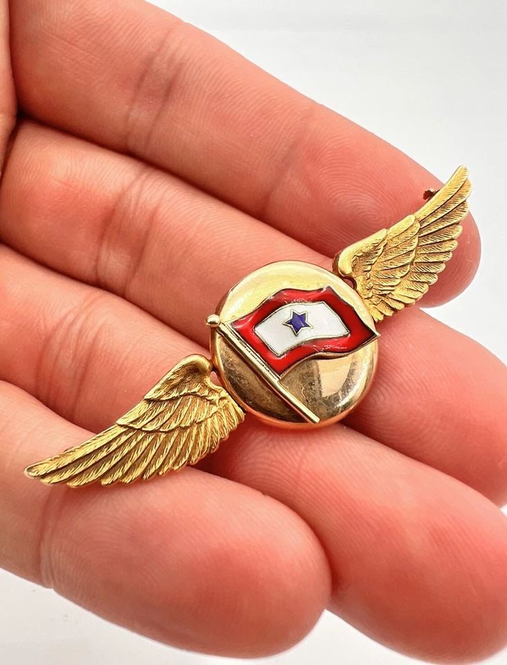 OLD WWII NAVY 14K GOLD SERVICE FLAG PHOTO LOCKET MILITARY WINGS BADGE PIN 7.5G: OLD WWII NAVY 14K GOLD SERVICE FLAG PHOTO LOCKET MILITARY WINGS BADGE PIN 7.5G Antique WWII Navy 14k Gold SERVICE FLAG Photo Locket Military Wings Badge Pin Size: 2 1/8" Wide By 5/8" Tall Metal: 14k Y
