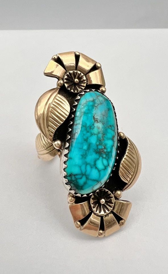 VTG NAVAJO STERLING SILVER & 14K GOLD LONE MOUNTAIN TURQUOISE STAMPED RING: VTG NAVAJO STERLING SILVER & 14K GOLD LONE MOUNTAIN TURQUOISE STAMPED RING Vtg Navajo Sterling Silver & 14k Gold Lone Mountain Turquoise Stamped Ring Ring Size: 7.5 Weight is 19.7 Grams on my scale Me