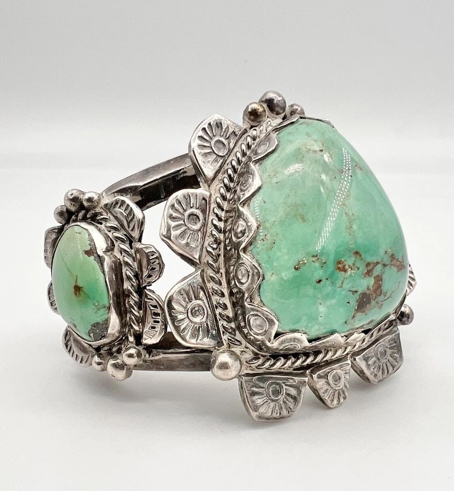 VTG APACHE STERLING SILVER CARICO LAKE TURQUOISE CARINATED CUFF BRACELET 133.1G: VTG APACHE STERLING SILVER CARICO LAKE TURQUOISE CARINATED CUFF BRACELET 133.1G Vtg Navajo Sterling Silver Carico Lake Turquoise Carinated Cuff Bracelet 133.1g Cuff is 5" tip to Tip and has a Over 1 1