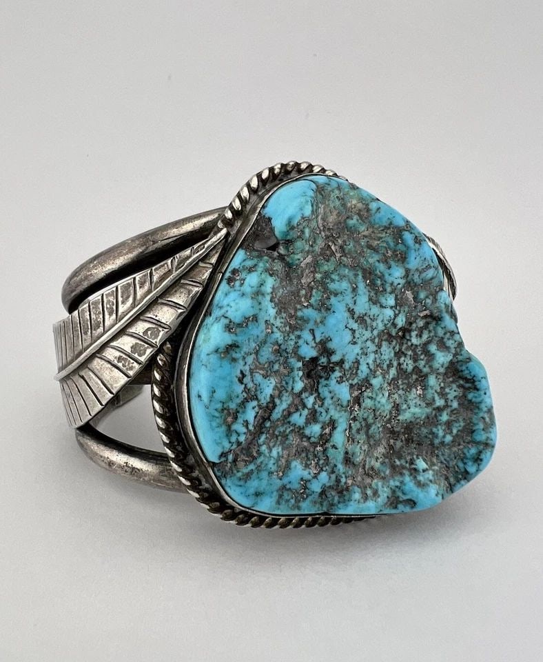 HUGE VTG NAVAJO STERLING SILVER NATURAL KINGMAN TURQUOISE CUFF BRACELET 116.5G: HUGE VTG NAVAJO STERLING SILVER NATURAL KINGMAN TURQUOISE CUFF BRACELET 116.5G HUGE Vtg Navajo Sterling Silver Natural Kingman Turquoise Cuff Bracelet 116.5g Cuff is 5 1/8" tip to Tip and has a 1 1/4"