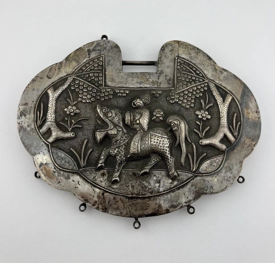 MASSIVE 7 1/8" ANTIQUE OLD CHINESE SILVER ORNATE REPOUSSE SCENE LOCK PENDANT (1 of 2)