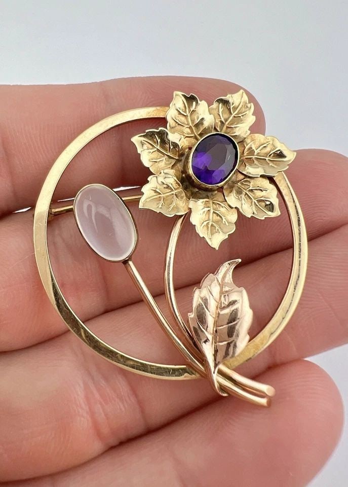 ANTIQUE 14K YELLOW GOLD MOONSTONE & AMETHYST FLORAL ROUND PIN BROOCH 7.5G: ANTIQUE 14K YELLOW GOLD MOONSTONE & AMETHYST FLORAL ROUND PIN BROOCH 7.5G Antique 14k Yellow Gold Moonstone & Amethyst Floral Round Pin Brooch 7.5g Size: 1 3/4" Tall by 1 1/2" Wide Weight is 7.5 Grams