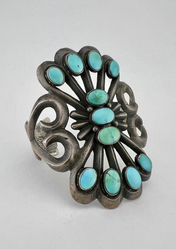 OLD 1940'S NAVAJO INGOT SANDCAST STERLING SILVER TURQUOISE WIDE CUFF BRACELET: OLD 1940'S NAVAJO INGOT SANDCAST STERLING SILVER TURQUOISE WIDE CUFF BRACELET OLD 1940's Navajo INGOT Sandcast Sterling Silver Turquoise 2.75" Wide Cuff Bracelet Cuff is 5" tip to Tip and has a 7/8" W
