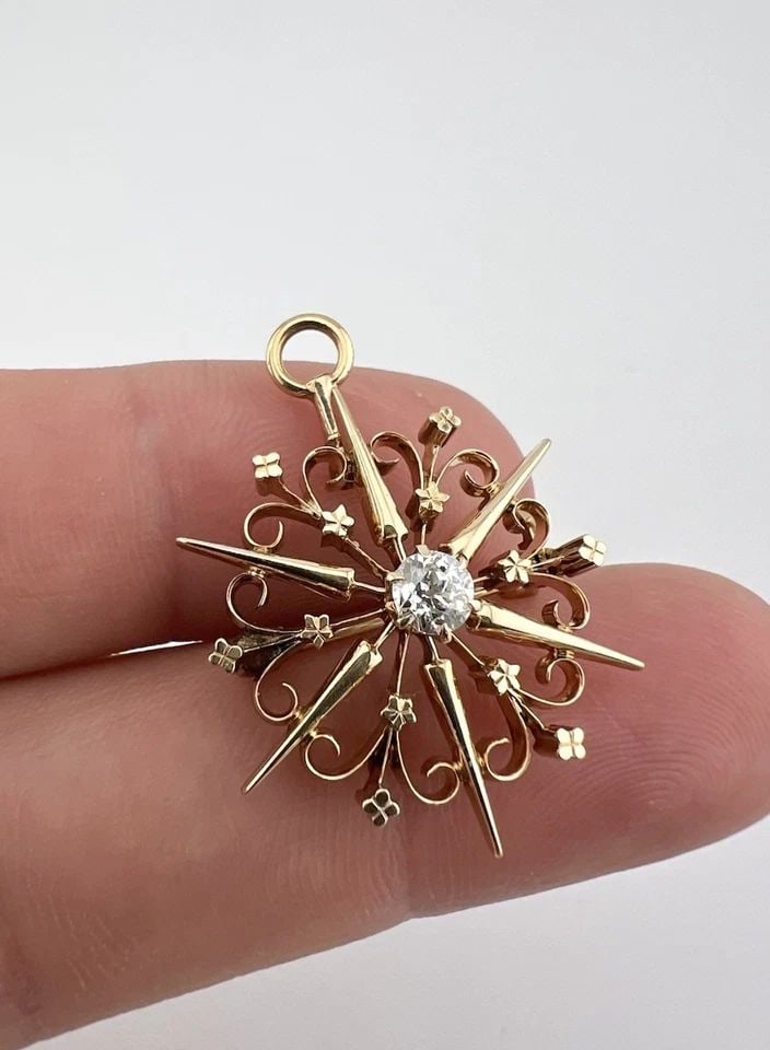ANTIQUE 14K YELLOW GOLD .25CT OLD EUROPEAN CUT DIAMOND STARBURST BROOCH PENDANT: Antique 14K Yellow Gold .25ct Old European Cut Diamond Starburst Brooch Pendant Size: 7/8" Tall & Wide - (With Bail 1 1/4" Tall) Metal: Test Positive For Around 14k Yellow Gold Weight is 4.6 Grams On 