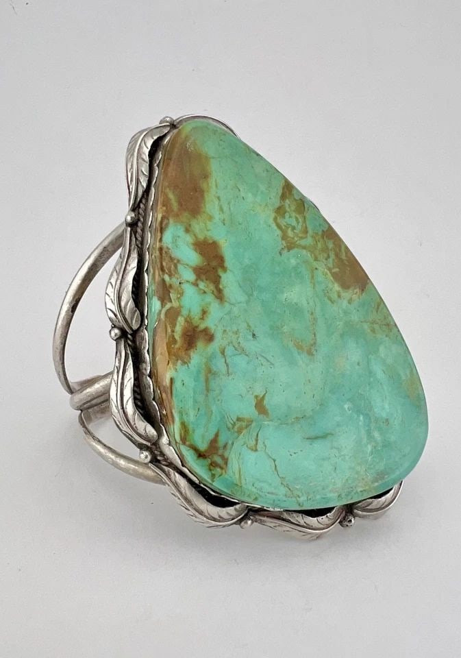 MASSIVE 3.25" VTG NAVAJO STERLING SILVER ROYSTON TURQUOISE CUFF BRACELET 86G: MASSIVE 3.25" VTG NAVAJO STERLING SILVER ROYSTON TURQUOISE CUFF BRACELET 86G MASSIVE 3.25" Vtg Navajo Sterling Silver Royston Turquoise Cuff Bracelet 86g Cuff is 5 3/8" tip to Tip and has a 1 1/4" Wid