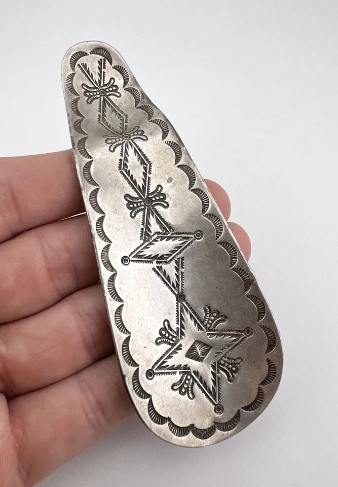 RARE EARLY OLD FRED HARVEY ERA NAVAJO COIN SILVER DETAILED STAMPED SHOEHORN 4.5": RARE EARLY OLD FRED HARVEY ERA NAVAJO COIN SILVER DETAILED STAMPED SHOEHORN 4.5" RARE EARLY Old Fred Harvey Era NAVAJO Coin Silver Detailed Stamped Shoehorn 4.5" Size: 4 1/2" Tall By 1"Wide At The Top