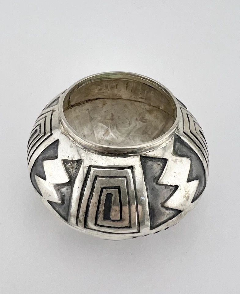 RARE VTG NAVAJO STERLING SILVER DETAILED DEEP STAMPED TRIBAL OVERLAY WEED POT (1 of 2)