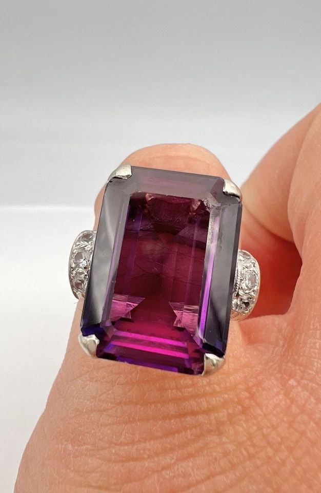ANTIQUE 14K WHITE GOLD 18.72CT LAB CREATED COLOR CHANGE PURPLE SAPPHIRE RING: ANTIQUE 14K WHITE GOLD 18.72CT LAB CREATED COLOR CHANGE PURPLE SAPPHIRE RING Antique 14k White Gold 18.72ct Lab Created Color Change Purple Sapphire Ring Size: 6.75 - Can be Resized Weight is 10.6 Gra