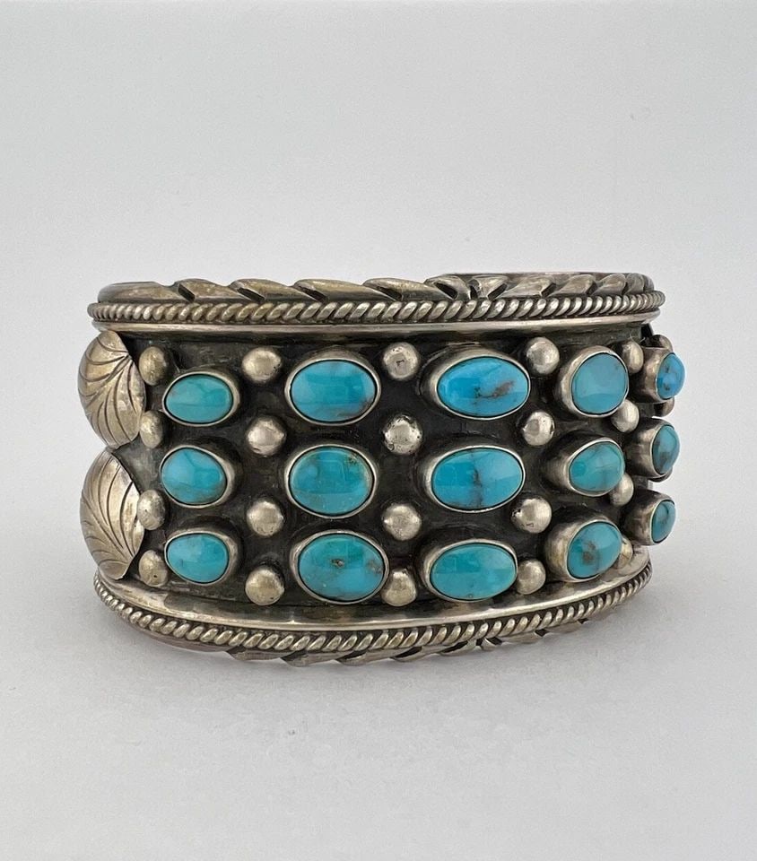 VTG NAVAJO BISBEE TURQUOISE STERLING SILVER STAMPED WIDE CUFF BRACELET 97.2G: VTG NAVAJO BISBEE TURQUOISE STERLING SILVER STAMPED WIDE CUFF BRACELET 97.2G Vtg Navajo Bisbee Turquoise Sterling Silver Stamped Wide Cuff Bracelet 97.2g Cuff is 5 3/4" tip to Tip and has an 1 1/4" Sl