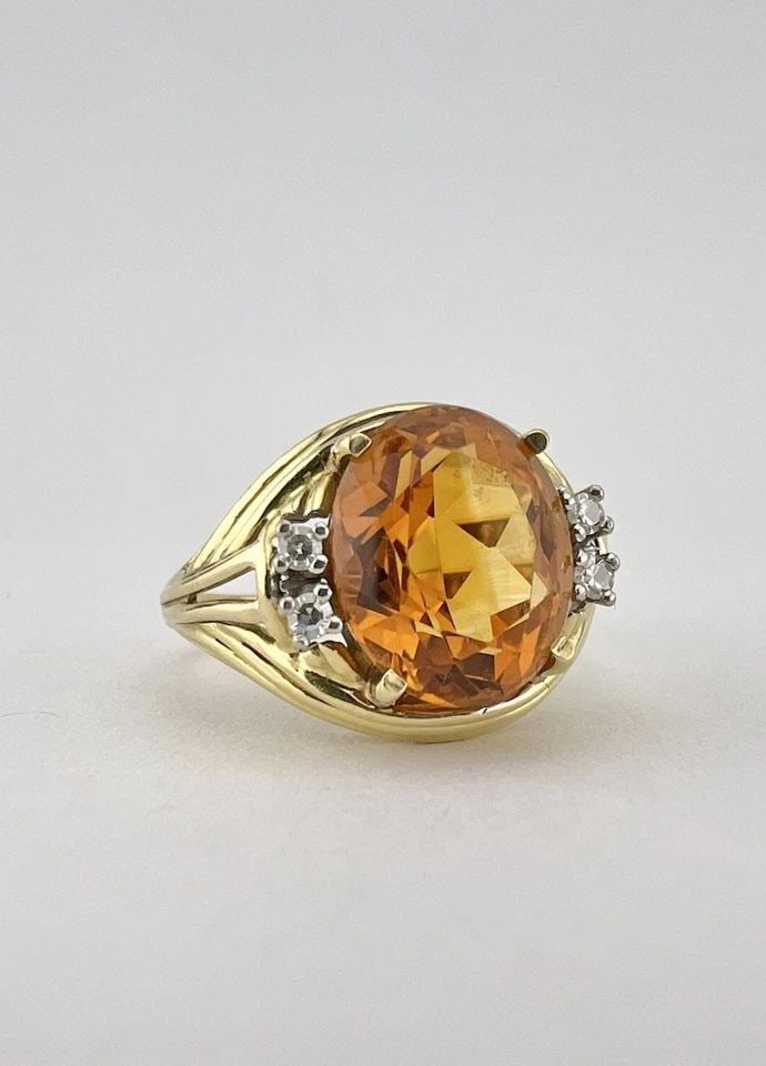 VINTAGE 18K YELLOW GOLD OVAL CUT GOLDEN CITRINE & PAVE DIAMONDS RING: VINTAGE 18K YELLOW GOLD OVAL CUT GOLDEN CITRINE & PAVE DIAMONDS RING Vintage 18k Yellow Gold Oval Cut Golden Citrine & Pave Diamonds Ring Ring Size: 7.5 - Can be Resized Weight is 5.8 Grams on my scal