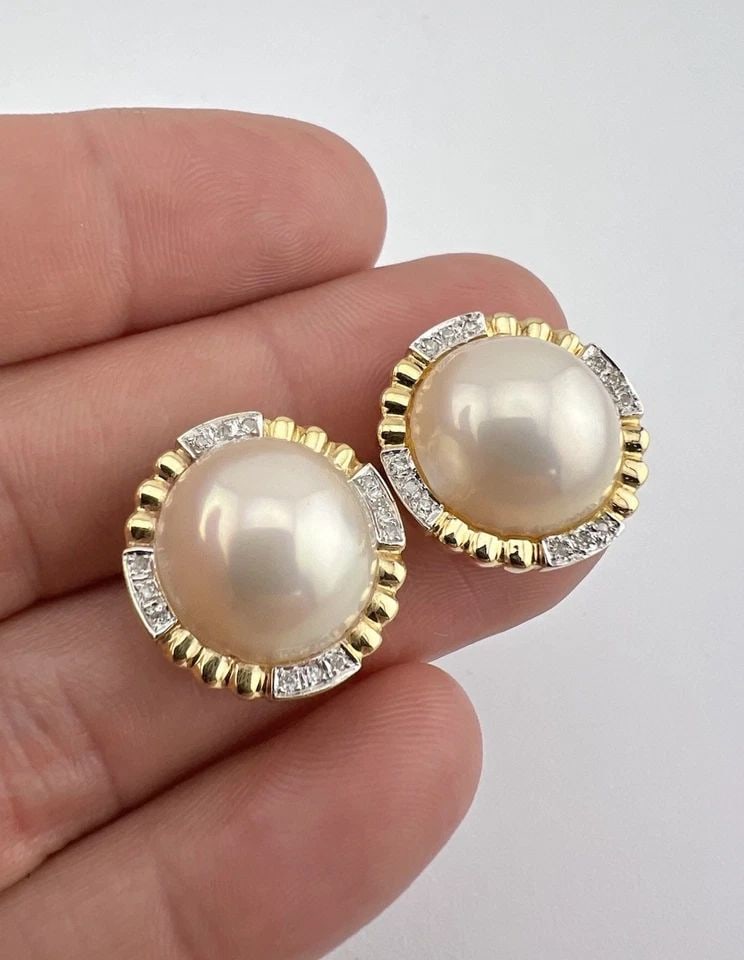 DESIGNER 14K YELLOW GOLD 14MM MABE PEARL & DIAMOND HALO OMEGA BACK EARRINGS 8G: Designer 14k Yellow Gold 14mm Mabe Pearl & Diamond Halo Omega Back Earrings 8g Size: 3/4" Tall & 3/4" Wide Metal: 14k Yellow Gold - Hallmarked Weight is 8.0 Grams on my scale Amazing 14mm White Mabe P