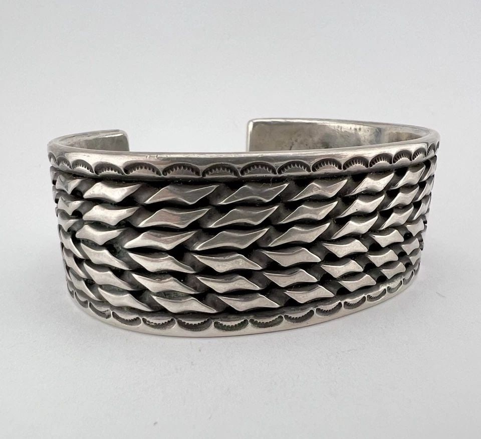 OLD 1940S NAVAJO HEAVY GAUGE INGOT COIN SILVER HAND POUNDED CUFF BRACELET 96.3G: OLD 1940S NAVAJO HEAVY GAUGE INGOT COIN SILVER HAND POUNDED CUFF BRACELET 96.3G OLD 1940s Navajo Heavy Gauge Ingot Coin Silver Hand Pounded Cuff Bracelet 96.3g Cuff is 5 5/8" tip to Tip and has a 1 1/