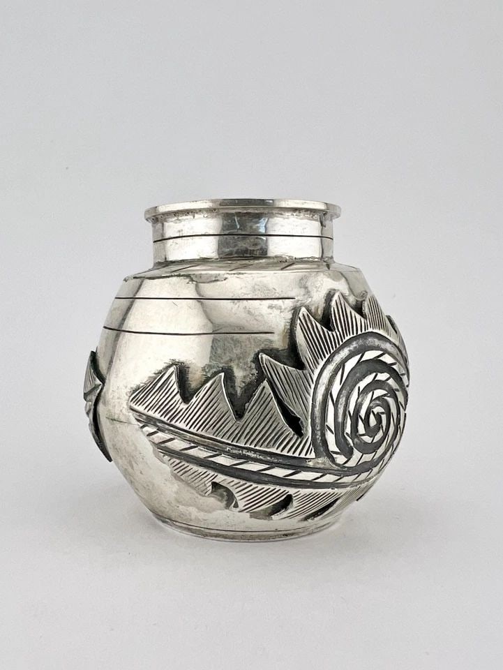 RARE VINTAGE NAVAJO STERLING SILVER DETAILED TRIBAL OVERLAY SCENE POT VASE (1 of 2)