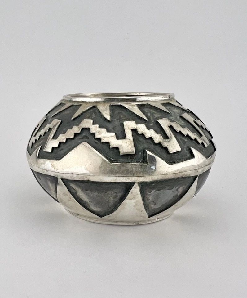 RARE VTG NAVAJO STERLING SILVER DETAILED DEEP STAMPED TRIBAL OVERLAY WEED POT (1 of 2)