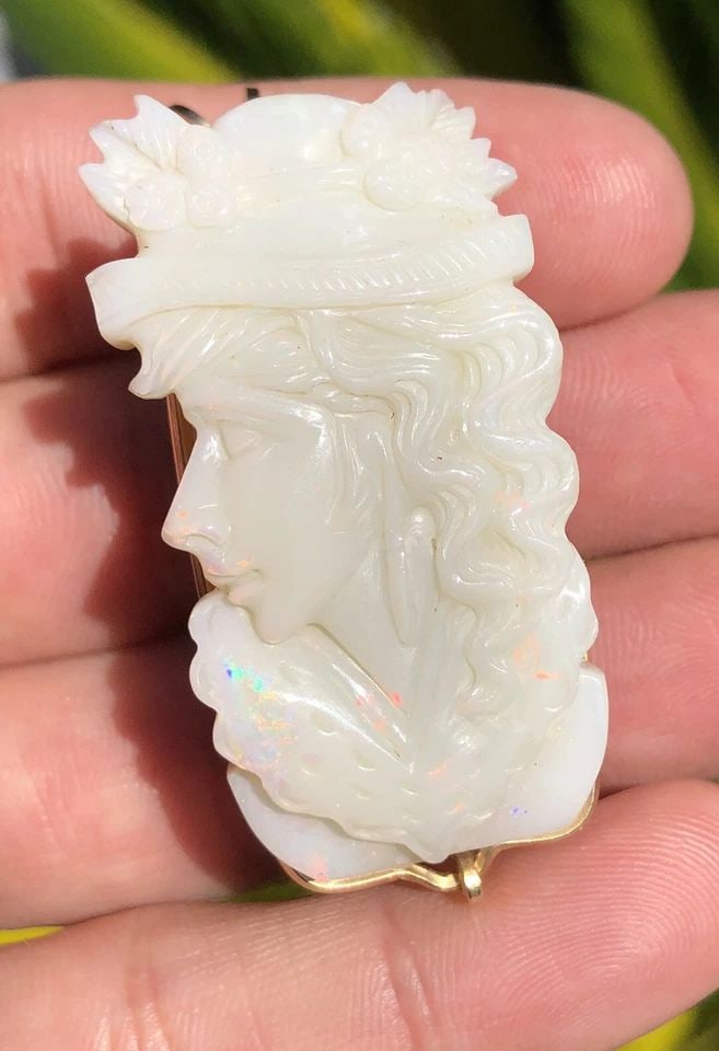 ANTIQUE 145CT+ HAND CARVED PRINCESS NATURAL AUSTRALIAN RAINBOW FIRE OPAL PENDANT (1 of 2)