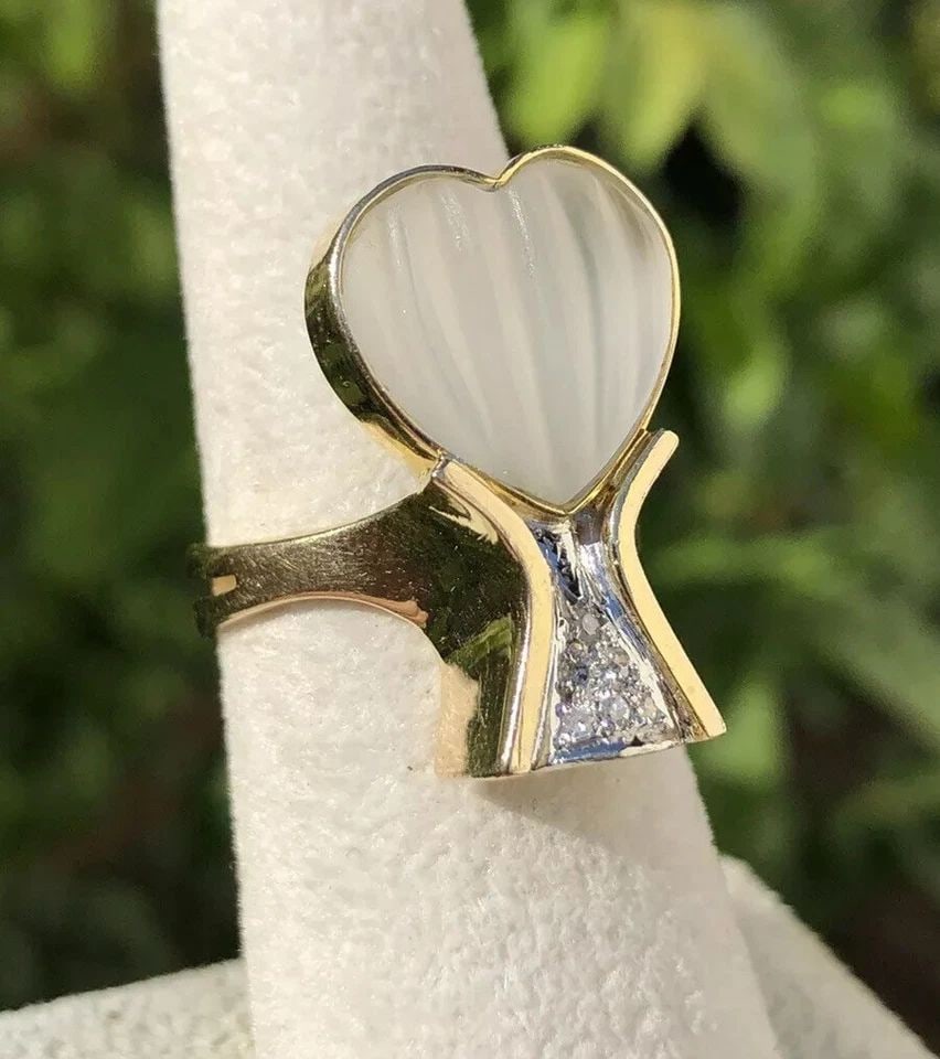 ESTATE DESIGNER 14K YELLOW GOLD CARVED ROCK CRYSTAL HEART & DIAMOND RING: ESTATE DESIGNER 14K YELLOW GOLD CARVED ROCK CRYSTAL HEART & DIAMOND RING Estate Designer 14k Yellow Gold Carved Rock Crystal Heart & Diamond Ring Size: 6.25 - Can Be Resized Weight is 8.6 Grams on my 