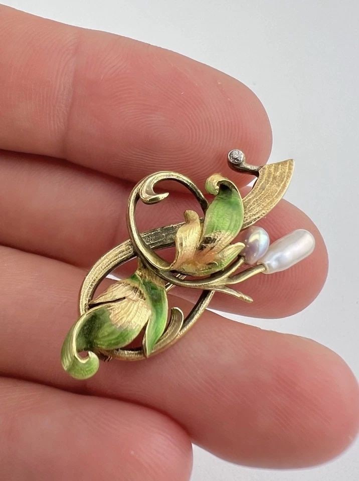 ANTIQUE ART NOUVEAU 14K YELLOW GOLD DIAMOND & PEARL ENAMEL FLOWER BROOCH 5.8G: Antique Art Nouveau 14k Yellow Gold Diamond & Pearl Enamel Flower Brooch 5.8g Size: 1 3/8" Wide By 3/4" Tall Metal: Hallmarked 14k Weight is 5.8 Grams on my scale Amazing Seed Pearl & Diamond Gemstone