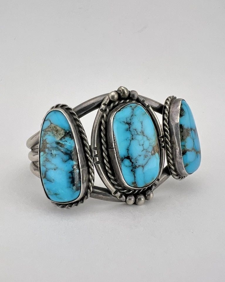 VINTAGE NAVAJO HIGH GRADE BISBEE TURQUOISE STERLING SILVER CUFF BRACELET 58.5G: Vintage Navajo Natural High Grade Bisbee Turquoise Sterling Silver Cuff Bracelet 58.5g Cuff is Around 5 1/4" tip to Tip and has an 1 1/4" Wide Slightly Adjustable Gap Cuff Is 1 5/8" Wide In the Center
