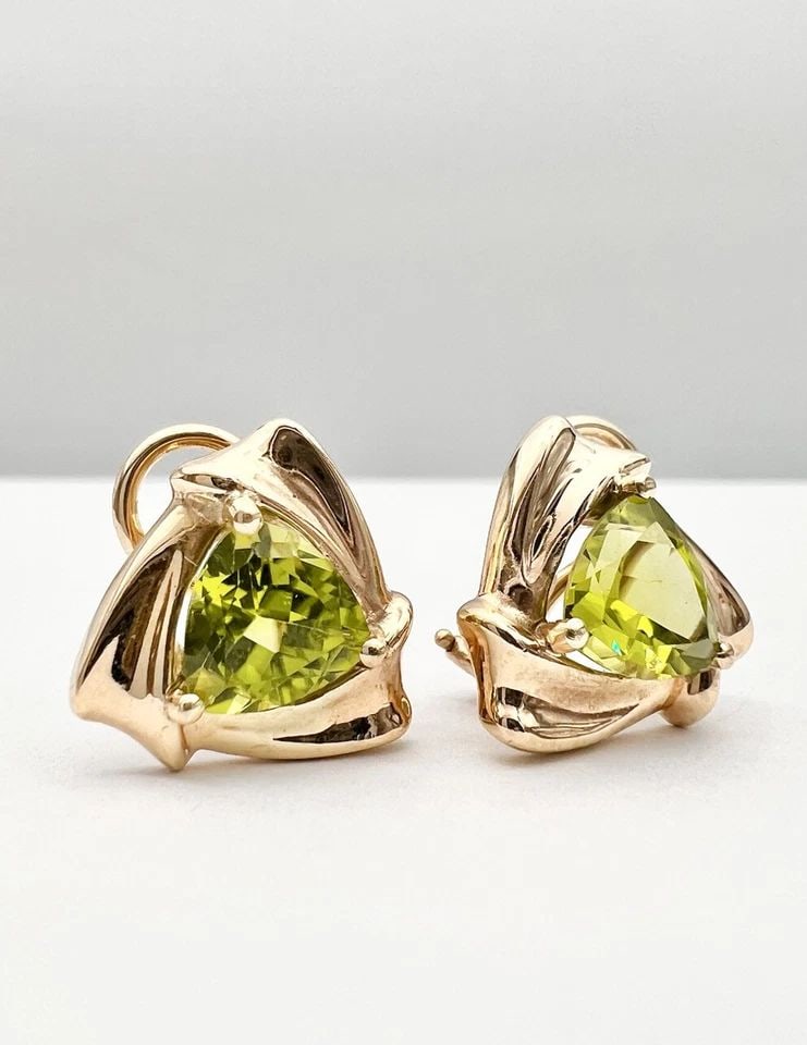 DESIGNER 14K YELLOW GOLD NATURAL TRILLION CUT PERIDOT OMEGA BACK POST EARRINGS: DESIGNER 14K YELLOW GOLD NATURAL TRILLION CUT PERIDOT OMEGA BACK POST EARRINGS Designer 14k Yellow Gold Natural 4.00ct Trillion Cut Peridot Omega Back Post Earrings Size: 5/8" Tall by 5/8" Wide Weight