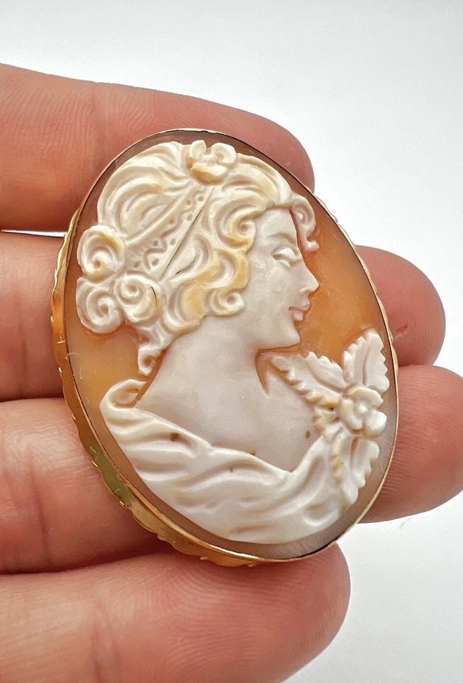 DESIGNER ITALIAN ITALY 18K YELLOW GOLD CARVED SHELL CAMEO PIN PENDANT 2" -8.8G: DESIGNER ITALIAN ITALY 18K YELLOW GOLD CARVED SHELL CAMEO PIN PENDANT 2" -8.8G Designer Italian Italy 18k Yellow Gold Carved Shell Cameo Pin Pendant 2" Size: 2" Tall With Movable Bail By Over 1 1/4" W
