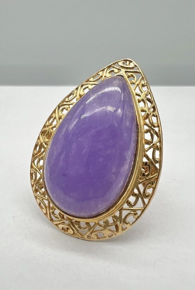 DESIGNER 14K YELLOW GOLD PEAR SHAPED LAVENDER PURPLE JADE CABOCHON RING: DESIGNER 14K YELLOW GOLD PEAR SHAPED LAVENDER PURPLE JADE CABOCHON RING Designer 14k Yellow Gold Pear Shaped Lavender Purple Jade Cabochon Ring Ring Size: 9.75 - Can Be Resized Metal: 14k Yellow Gold 