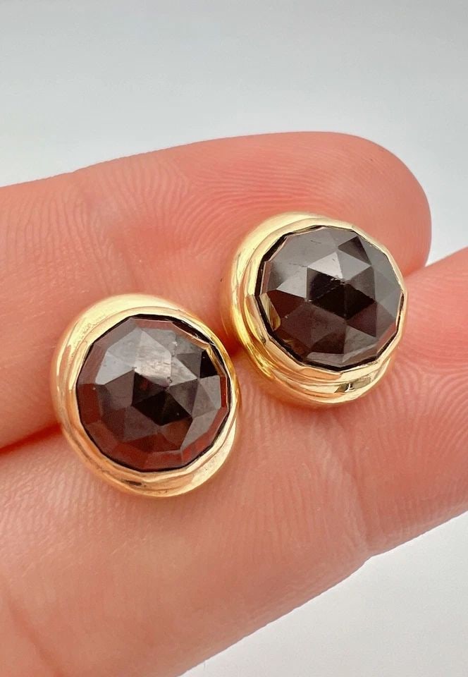ANTIQUE 18K YELLOW GOLD FACETED BOHEMIAN GARNET POINT STUD POST EARRINGS: ANTIQUE 18K YELLOW GOLD FACETED BOHEMIAN GARNET POINT STUD POST EARRINGS Antique 18k Yellow Gold Faceted Bohemian Garnet Point Stud Post Earrings Size: 1/2" Tall By 3/8" Wide Metal: 18k Yellow Gold - 