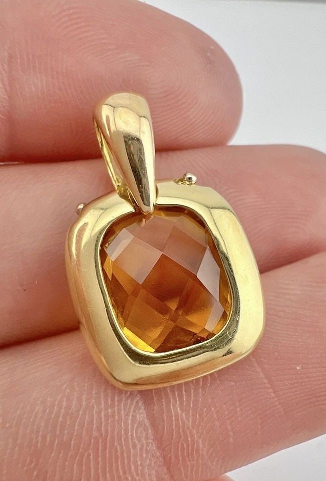 DESIGNER CRISO ITALIAN 18K YELLOW GOLD NATURAL FACETED GOLDEN CITRINE PENDANT: DESIGNER CRISO ITALIAN 18K YELLOW GOLD NATURAL FACETED GOLDEN CITRINE PENDANT Designer CRISO Italian 18k Yellow Gold Natural Faceted Golden Citrine Pendant Size: 1" Tall With bail By 5/8" Wide Metal: 