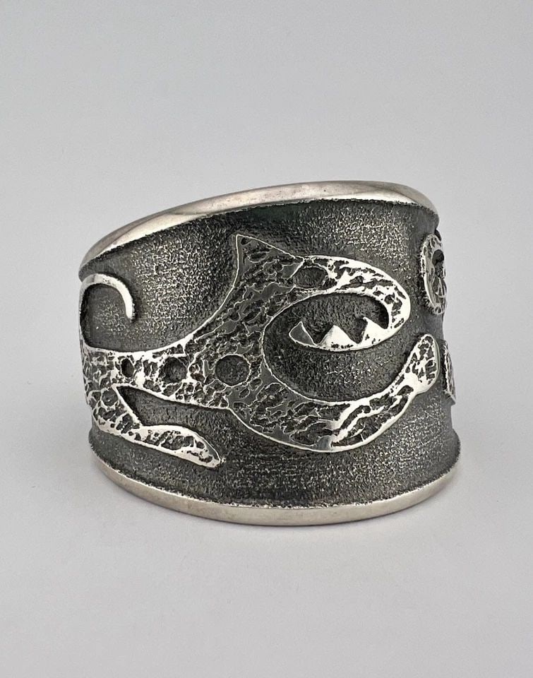 MONTY CLAW NAVAJO STERLING SILVER TUFA CAST ANIMAL DESIGN CUFF BRACELET 96.5G: MONTY CLAW NAVAJO STERLING SILVER TUFA CAST ANIMAL DESIGN CUFF BRACELET 96.5G Monty Claw Navajo Sterling Silver Tufa Cast Animal Design Cuff Bracelet 96.5g Cuff is 5 1/2" tip to Tip and has an Just Un