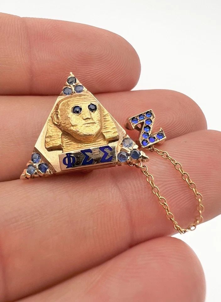 VTG 10K YELLOW GOLD PHI SIGMA SIGMA SPHINX & SAPPHIRE SORORITY COLLEGE PIN 7.5G: VTG 10K YELLOW GOLD PHI SIGMA SIGMA SPHINX & SAPPHIRE SORORITY COLLEGE PIN 7.5G Vintage 10k Yellow Gold Phi Sigma Sigma Sphinx & Sapphire Sorority College Pin Size: 3/4" Tall & Wide - Small Pin is 1/4