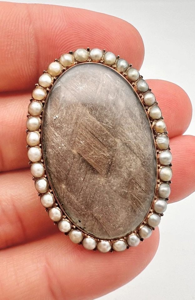 ANTIQUE 1792 GEORGIAN GOLD MOURNING WOVEN HAIR & SEED PEARL BROOCH PIN PENDANT: ANTIQUE 1792 GEORGIAN GOLD MOURNING WOVEN HAIR & SEED PEARL BROOCH PIN PENDANT Antique 1792 Georgian Gold Mourning Woven Hair & Seed Pearl Brooch Pin Pendant Size: 1 1/8" Wide By Over 1 1/2" Tall Meta