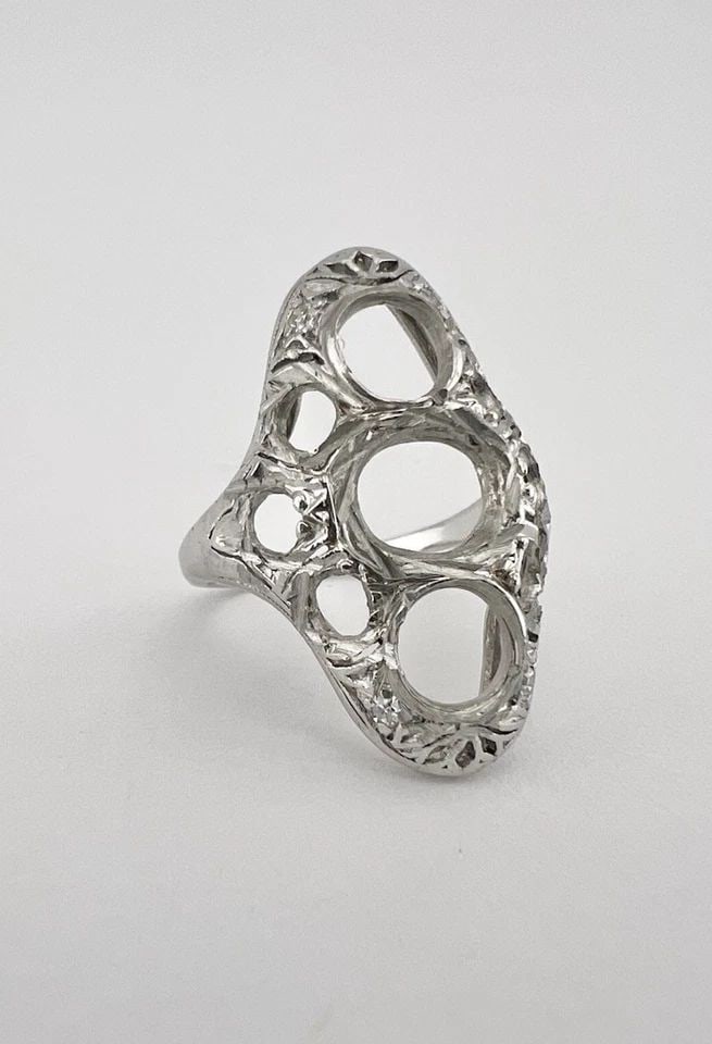 ANTIQUE ART DECO PLATINUM FILIGREE SETTING MOUNT MOUNTING RING: ANTIQUE ART DECO PLATINUM FILIGREE SETTING MOUNT MOUNTING RING Antique Art Deco Platinum Filigree Setting Mount Mounting Ring Ring is a Engagement Ring Mounting With No Center Stone Center Can Fit A 6