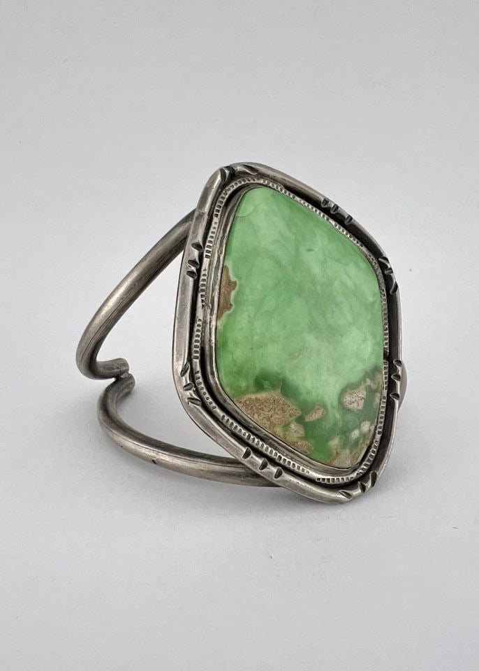 HUGE VTG NAVAJO STERLING SILVER HIGH GRADE ROYSTON TURQUOISE CUFF BRACELET 70G: HUGE VTG NAVAJO STERLING SILVER HIGH GRADE ROYSTON TURQUOISE CUFF BRACELET 70G HUGE Vtg Navajo Sterling Silver High Grade Royston Turquoise Cuff Bracelet 70g Cuff is 5" tip to Tip and has a 1 1/2" Wid
