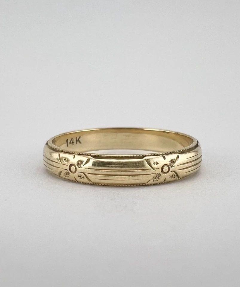 ANTIQUE 1920'S ART DECO 14K YELLOW GOLD FLORAL ENGRAVED WEDDING BAND RING: ANTIQUE 1920'S ART DECO 14K YELLOW GOLD FLORAL ENGRAVED WEDDING BAND RING Antique 1920's Art Deco 14k Yellow Gold Floral Engraved Wedding Band Ring Ring Size: 9.5 - Can Be Re Sized Weight is 3.3 Grams