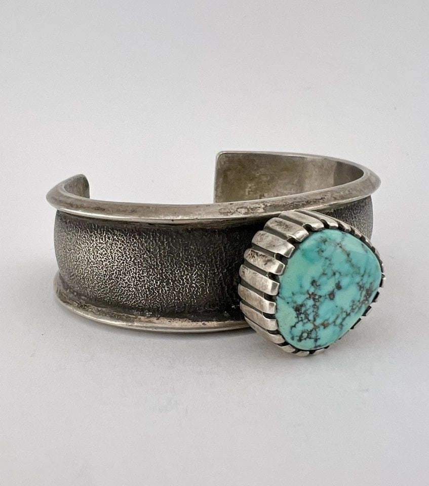 MITCHEL CALABAZA KEWA PUEBLO STERLING HIGH GRADE KINGMAN TURQUOISE CUFF BRACELET: MITCHEL CALABAZA KEWA PUEBLO STERLING HIGH GRADE KINGMAN TURQUOISE CUFF BRACELET Vintage Mitchel Calabaza Kewa Pueblo Sterling Silver High Grade Kingman Turquoise Cuff Bracelet Cuff is 5" tip to Tip a