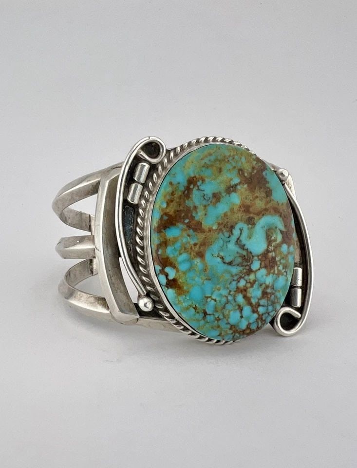 VINTAGE NAVAJO STERLING SILVER ROYSTON TURQUOISE CARINATED CUFF BRACELET 76G: VINTAGE NAVAJO STERLING SILVER ROYSTON TURQUOISE CARINATED CUFF BRACELET 76G Vintage Navajo Sterling Silver Royston Turquoise Carinated Cuff Bracelet 76g Cuff is Slightly Over 5 1/4" tip to Tip and ha