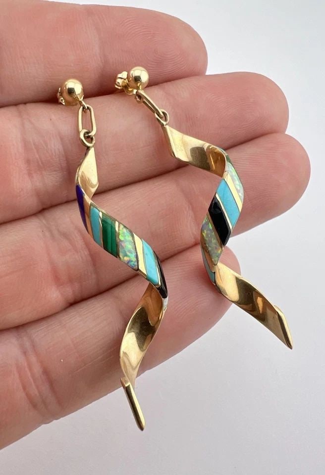 VTG NAVAJO 14K YELLOW GOLD FLUSH MULTI GEM SNAKE SWIRL DANGLE EARRINGS 2 1/8": VTG NAVAJO 14K YELLOW GOLD FLUSH MULTI GEM SNAKE SWIRL DANGLE EARRINGS 2 1/8" Vtg Navajo 14k Yellow Gold Flush Multi Gem Snake Swirl Dangle Earrings 2 1/8" Size: 2 1/8" Tall With Dangle & 3/8" Wide We