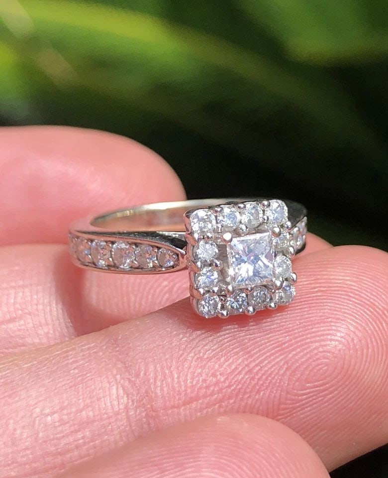 DESIGNER 14K WHITE GOLD 0.25CT PRINCESS CUT DIAMOND HALO ENGAGEMENT RING 1.00TCW: DESIGNER 14K WHITE GOLD 0.25CT PRINCESS CUT DIAMOND HALO ENGAGEMENT RING 1.00TCW Designer 14K White Gold 0.25Ct Princess Cut Diamond Halo Engagement Ring 1.00tcw Size: 5.5 Weight is 4.4 Grams on my sc