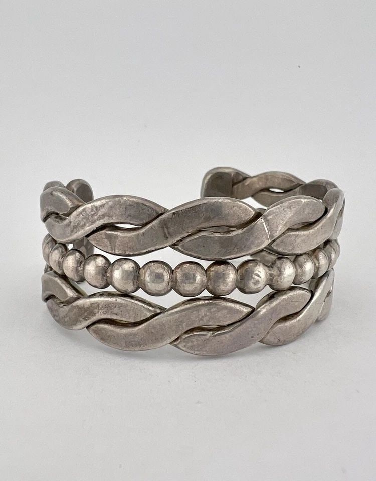 EARLY 1940S NAVAJO COIN SILVER TWIST INGOT WIDE CUFF BRACELET 75.7G: EARLY 1940S NAVAJO COIN SILVER TWIST INGOT WIDE CUFF BRACELET 75.7G Early 1940s Navajo Coin Silver Twist Ingot Wide Cuff Bracelet 75.7g Cuff is Slightly Over 5" tip to Tip and has a 1 1/4" Adjustable 