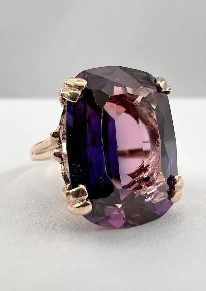 ANTIQUE ROMANY 14K YELLOW GOLD 17.28CT SYNTHETIC COLOR CHANGE SAPPHIRE RING: ANTIQUE ROMANY 14K YELLOW GOLD 17.28CT SYNTHETIC COLOR CHANGE SAPPHIRE RING Antique Romany 14k Yellow Gold 17.28ct Synthetic Color Change Sapphire Ring Size: 4.75- Can Be Sized Without Damaging Weight