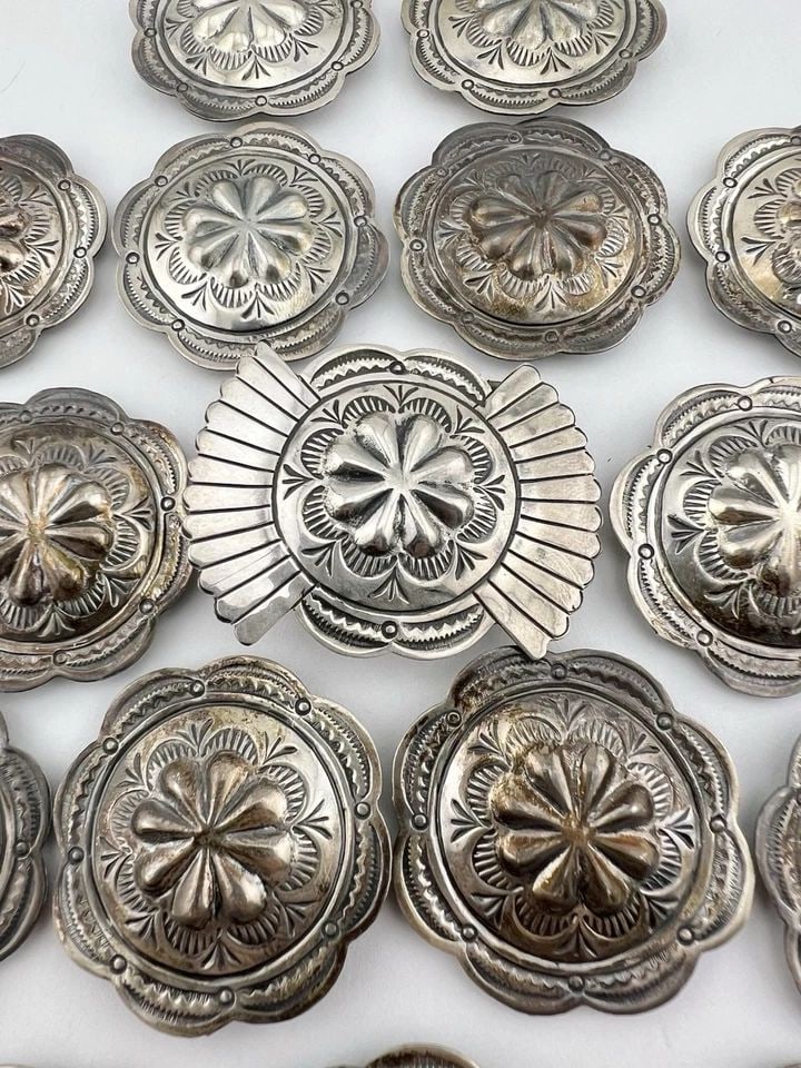 VINTAGE NAVAJO STERLING SILVER STAMPED DETAILED 16 ROUND CONCHO BELT 137.2G (1 of 2)