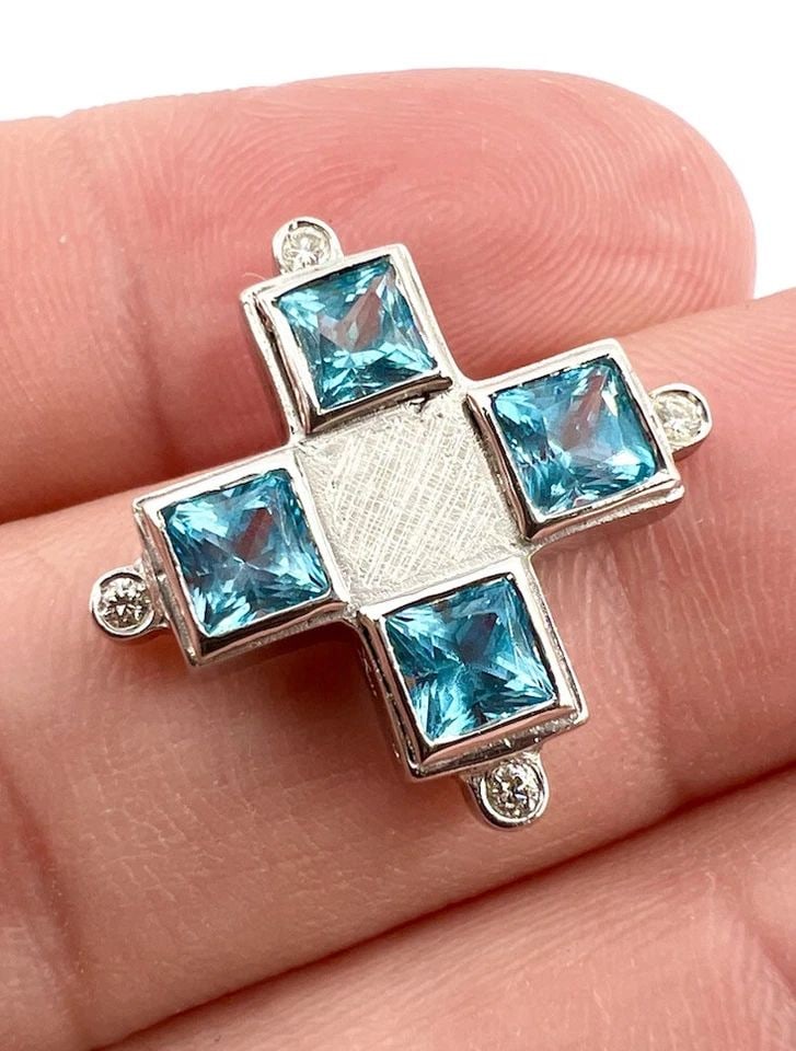 DESIGNER FINE 18K WHITE GOLD & NATURAL BLUE AQUA GEMSTONE DIAMOND CROSS PENDANT: DESIGNER FINE 18K WHITE GOLD & NATURAL BLUE AQUA GEMSTONE DIAMOND CROSS PENDANT Designer Fine 18k White Gold & Natural Blue Aqua gemstone & Diamond Cross Pendant Size: 20mm Tall by 20mm Wide Total Wei