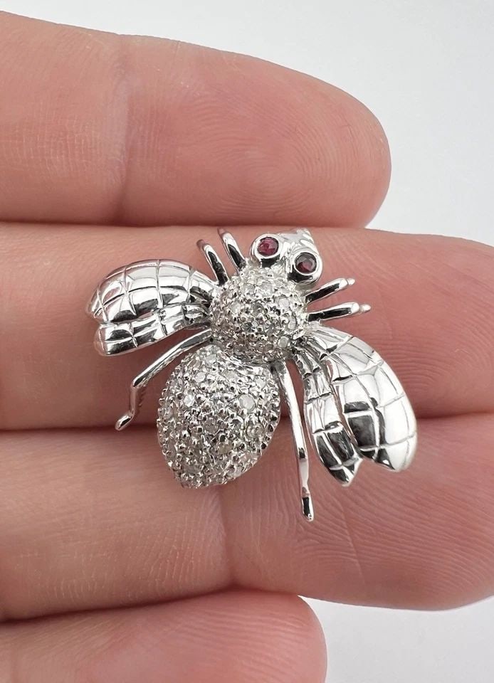 14K WHITE GOLD NATURAL PAVE SET DIAMOND BEE INSECT BUG BROOCH PIN PENDANT 4.3G: 14K WHITE GOLD NATURAL PAVE SET DIAMOND BEE INSECT BUG BROOCH PIN PENDANT 4.3G Vtg 14k White Gold Natural Pave Set Diamond Bee Insect Bug Brooch Pin Pendant 4.3g Size: 7/8" Tall By 1" Wide 9 Wing To W