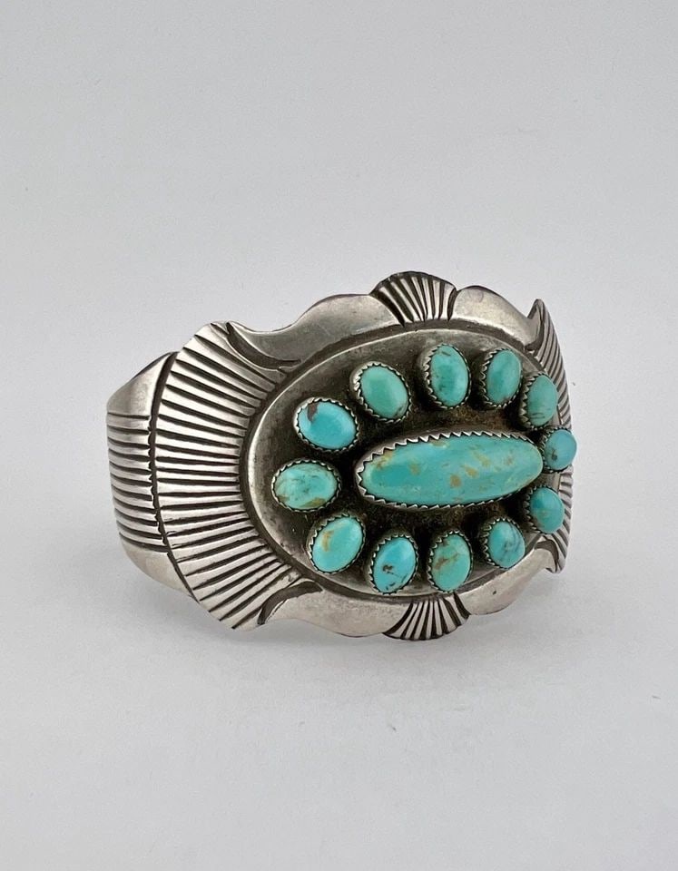 VTG JAMES SHAY NAVAJO FOX TURQUOISE STERLING SILVER CLUSTER CUFF BRACELET 82G: VTG JAMES SHAY NAVAJO FOX TURQUOISE STERLING SILVER CLUSTER CUFF BRACELET 82G Vtg James Shay Navajo Natural Fox Turquoise Sterling Silver Cluster Cuff Bracelet 82g Cuff is 5 5/8" tip to Tip and has an