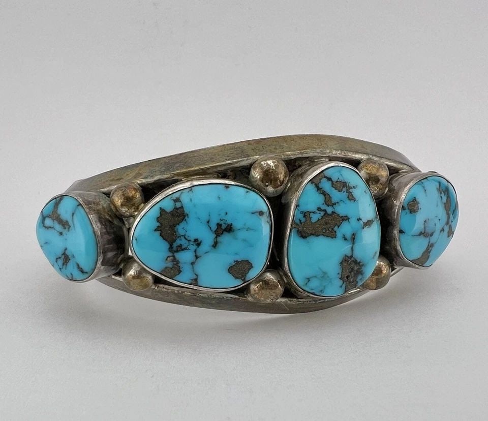 NAVAJO STERLING SILVER HIGH GRADE KINGMAN TURQUOISE CARINATED CUFF BRACELET 92G: NAVAJO STERLING SILVER HIGH GRADE KINGMAN TURQUOISE CARINATED CUFF BRACELET 92G Vintage Navajo Sterling Silver High Grade Kingman Turquoise Carinated Cuff Bracelet 92.2g Cuff is 5 3/4" tip to Tip and 