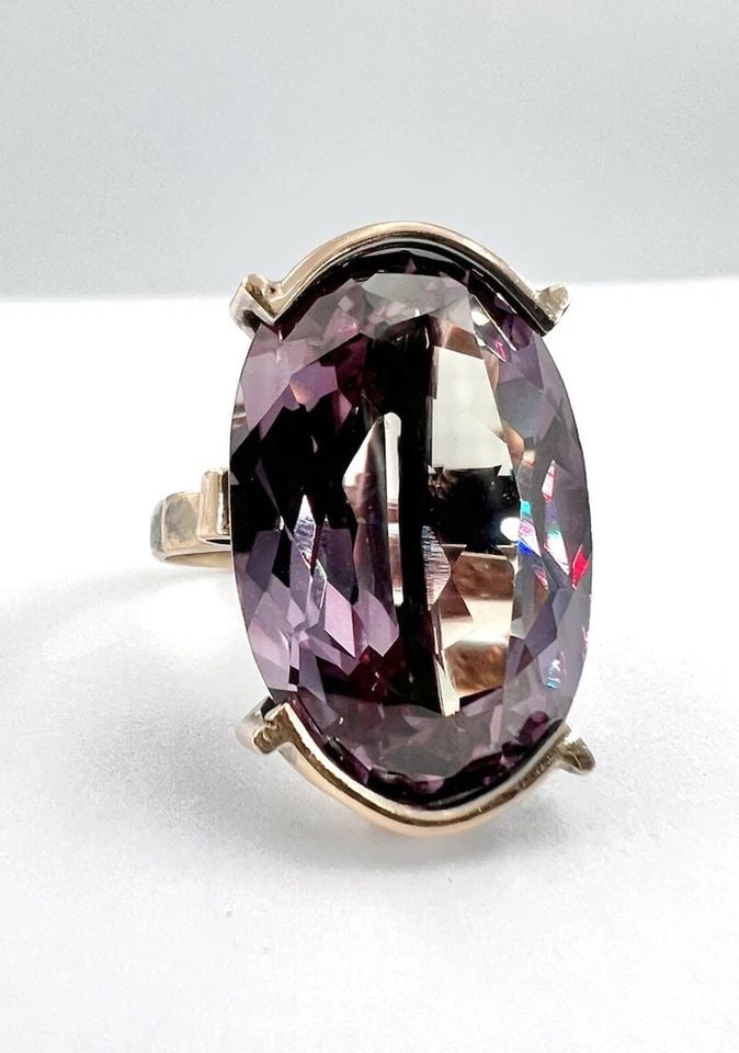 ANTIQUE YELLOW GOLD 21.88CT SYNTHETIC COLOR CHANGE SAPPHIRE COCKTAIL RING: ANTIQUE YELLOW GOLD 21.88CT SYNTHETIC COLOR CHANGE SAPPHIRE COCKTAIL RING Antique 14k Yellow Gold 21.88ct Synthetic Color Change Sapphire Cocktail Ring Size: 4 - Can Be Resized Total Weight is 9.3 Gra