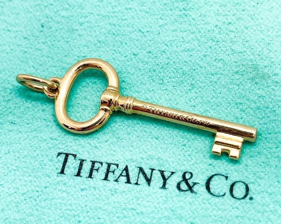 AUTHENTIC TIFFANY & CO. 18K - 750 YELLOW GOLD OVAL KEY PENDANT 1.5" - 2.8G: AUTHENTIC TIFFANY & CO. 18K - 750 YELLOW GOLD OVAL KEY PENDANT 1.5" - 2.8G Authentic Tiffany & Co. 18K - 750 Yellow Gold Oval Key Pendant 1.5" - 2.8g Size: Slightly Over 1 1/2" Tall With Baul by 1/2"W