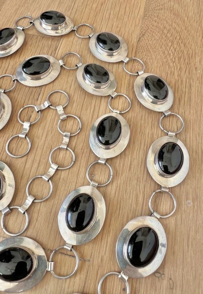 VINTAGE NAVAJO STERLING SILVER NATUAL BLACK ONYX OVAL CONCHO BELT 41" -146G #2: VINTAGE NAVAJO STERLING SILVER NATUAL BLACK ONYX OVAL CONCHO BELT 41" -146G #2 Vintage Navajo Sterling Silver Natual Black Onyx Oval Concho Belt 41" -146g #2 Belt Size: 41" - Tip To Tip - Adjustable D