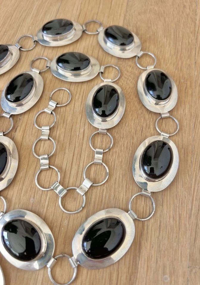 VINTAGE NAVAJO STERLING SILVER NATUAL BLACK ONYX OVAL CONCHO BELT 37" -161.5G: VINTAGE NAVAJO STERLING SILVER NATUAL BLACK ONYX OVAL CONCHO BELT 37" -161.5G Vintage Navajo Sterling Silver Natual Black Onyx Oval Concho Belt 37" -161.5g Belt Size: 37" - Tip To Tip - Adjustable Dow