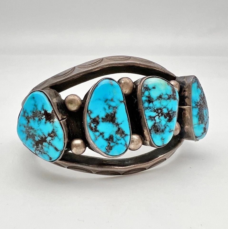 VINTAGE NAVAJO STERLING SILVER KINGMAN TURQUOISE STAMPED CUFF BRACELET 81.5G: VINTAGE NAVAJO STERLING SILVER KINGMAN TURQUOISE STAMPED CUFF BRACELET 81.5G Vintage Navajo Sterling Silver Kingman Turquoise Stamped Cuff Bracelet 81.5g Cuff is 5 1/4" tip to Tip and has a 1 1/4" Sli